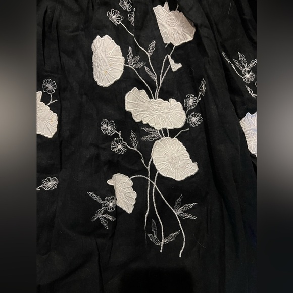 Carol Little embroidered black skirt, size 6 side zip excellent condition - Picture 11 of 11